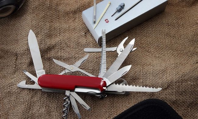 Швейцарський розкладний ніж Victorinox Swisschamp (91мм 33 функції) червоний (1.6795)