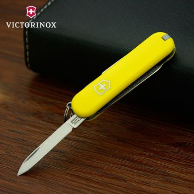 Швейцарский складной нож Victorinox Classic SD (58мм 7 функций) желтый (0.6223.8)