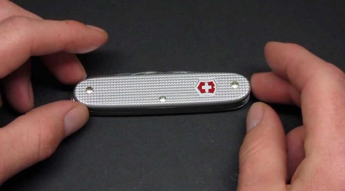 Швейцарський розкладний ніж Victorinox Cadet Alox (84мм 9 функцій) срібний 0.2601.26